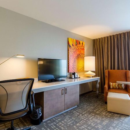 Hilton Garden Inn Salina Bagian luar foto